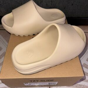 Adidas YEEZY Slides size:US 4 UK 4 Original box included Color “Bone “ semi worn